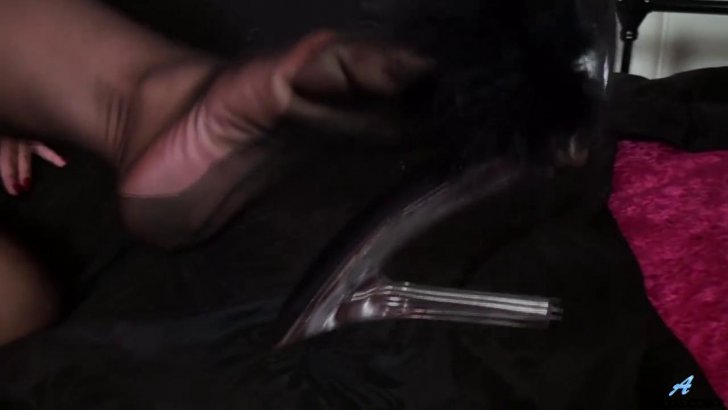 Превью Развратница в чулках показала соло мастурбацию своей розовой щелки № 12075